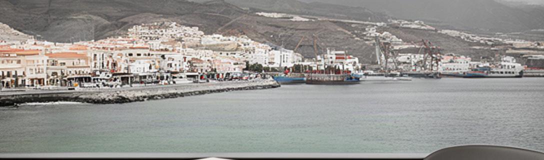 Despacho jurídico junto al puerto de Portmán con documentos legales sobre una mesa